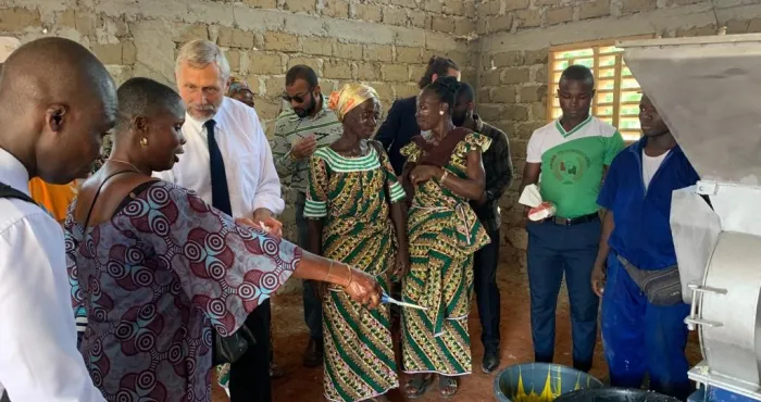 lambassadeur-des-etats-unis-richard-bell-visite-un-projet-de-petites-subventions-pour-lauto-assistance-a-man